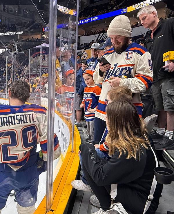 Leon Draisaitl von den Edmonton Oilers während des Aufwärmens im Austausch mit den Fans.