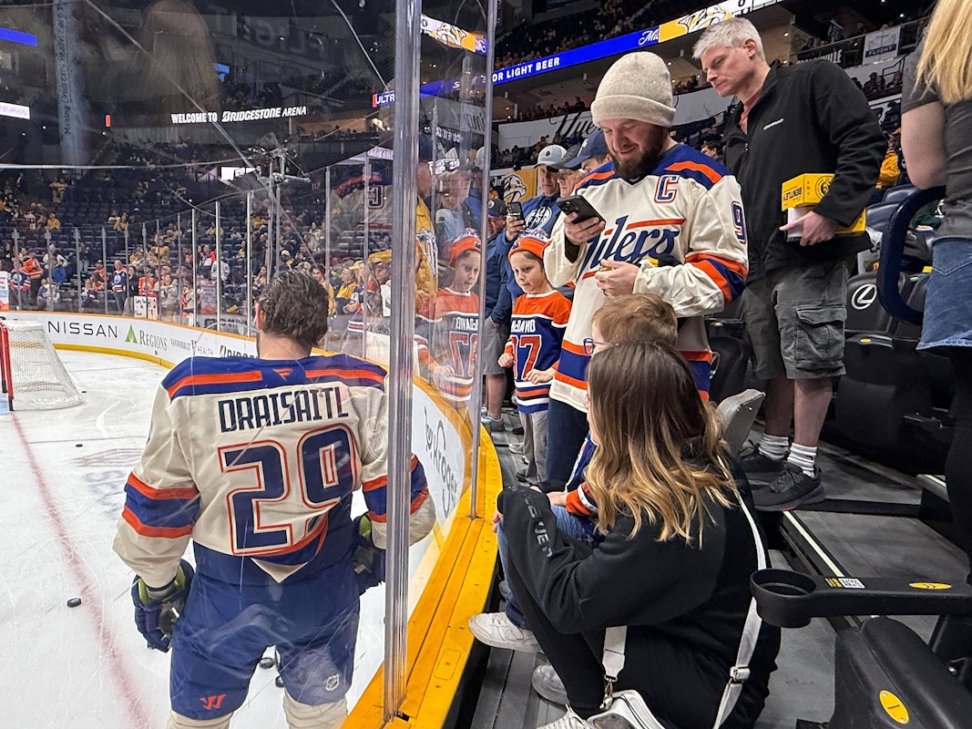 Leon Draisaitl von den Edmonton Oilers während des Aufwärmens im Austausch mit den Fans.