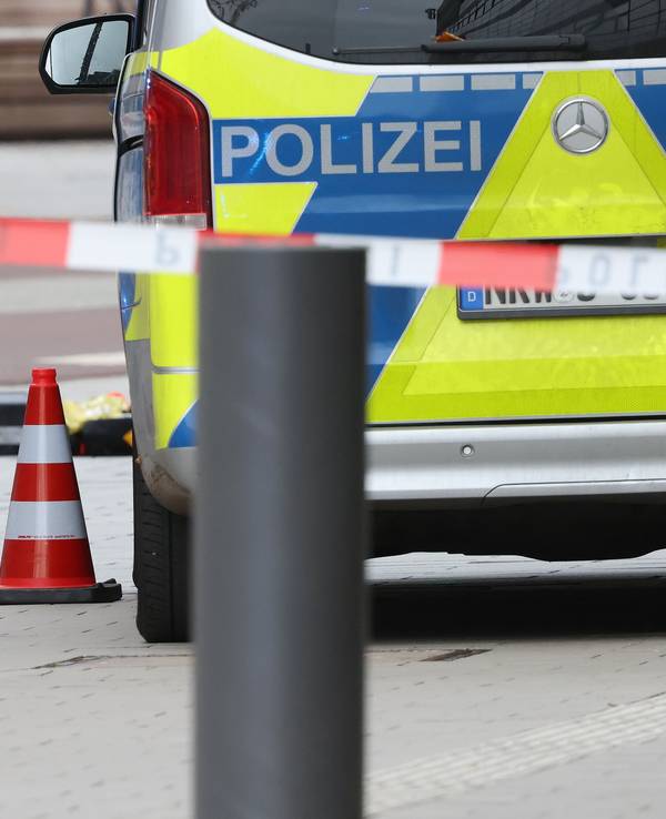 Ein Fahrzeug der Polizei steht in einem abgesperrten Bereich.