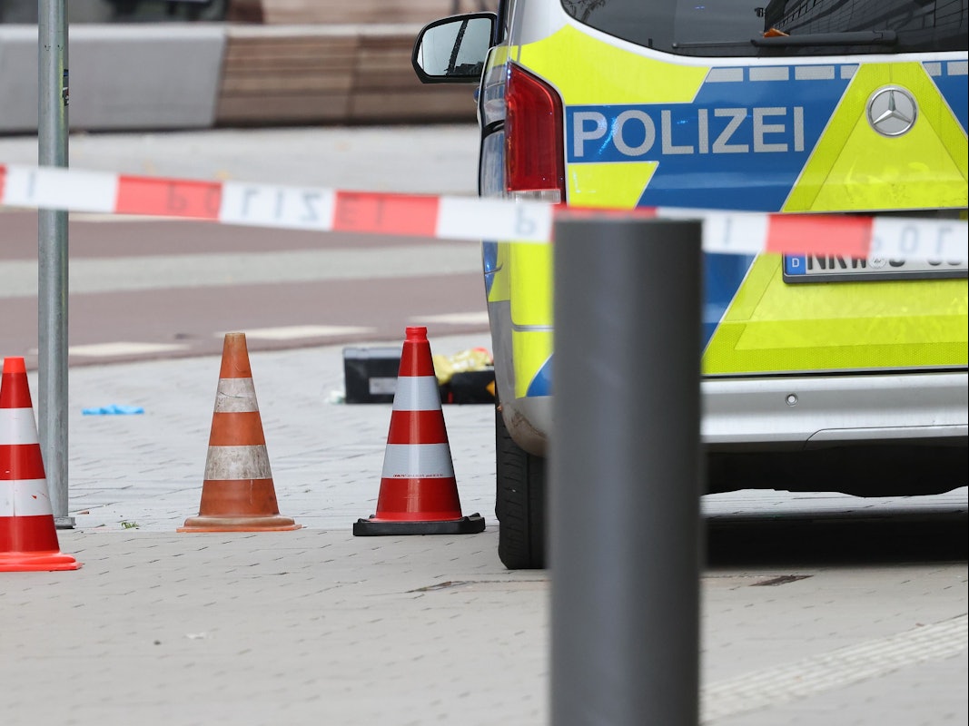 Ein Fahrzeug der Polizei steht in einem abgesperrten Bereich.