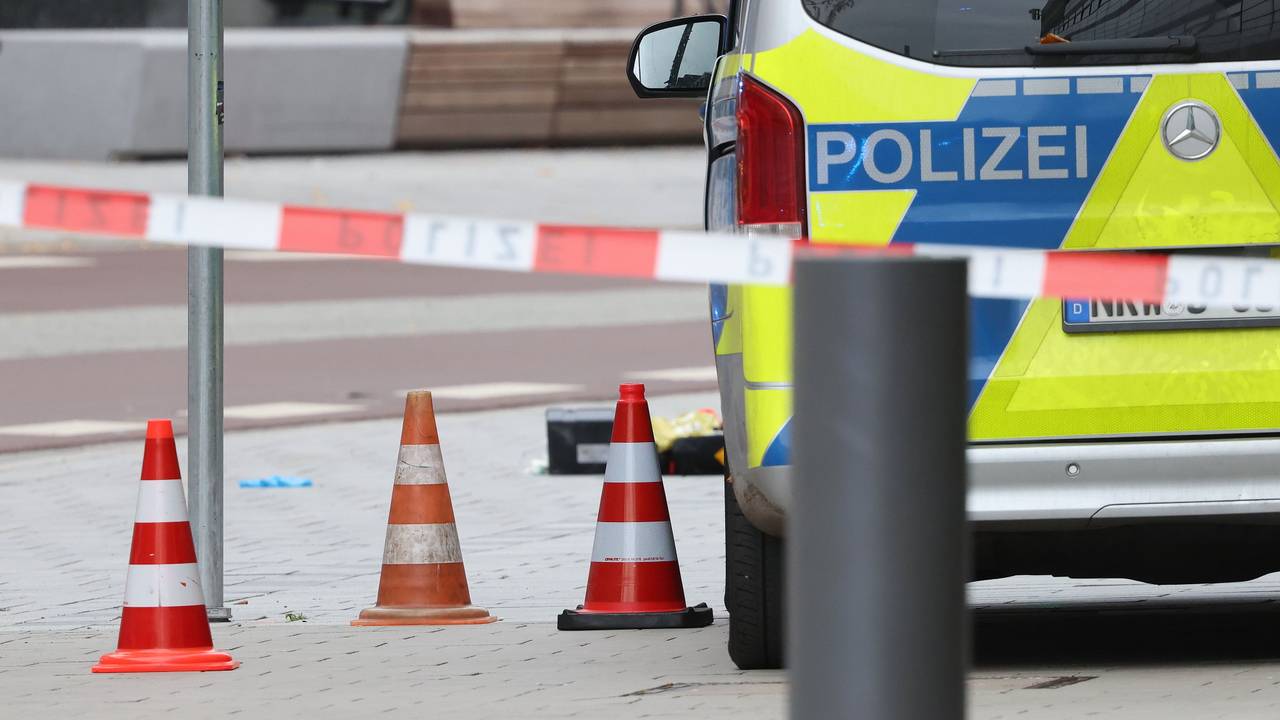Ein Fahrzeug der Polizei steht in einem abgesperrten Bereich.