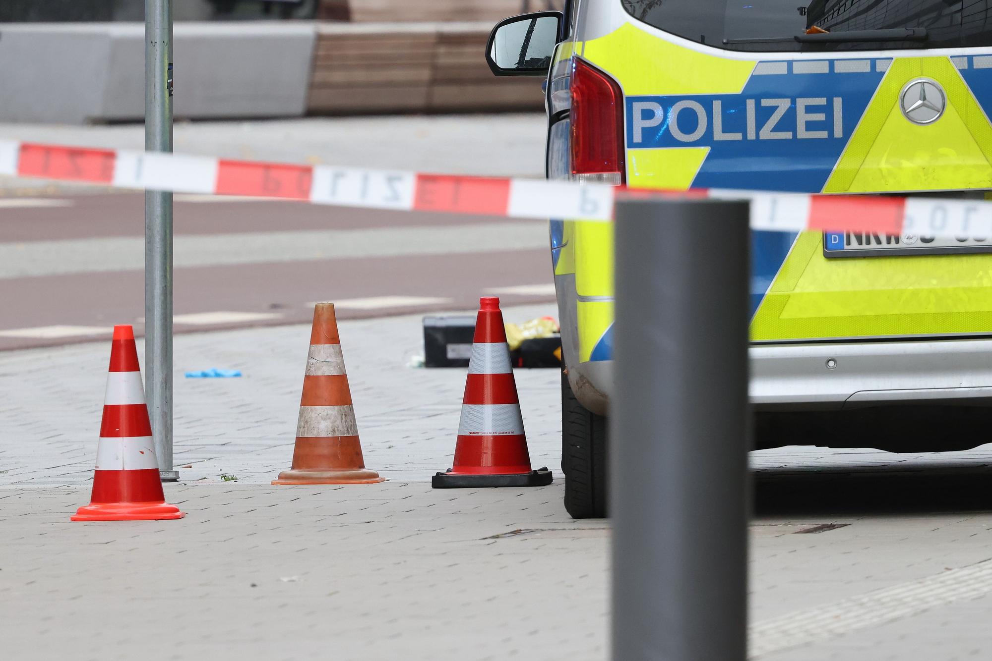 Ein Fahrzeug der Polizei steht in einem abgesperrten Bereich.