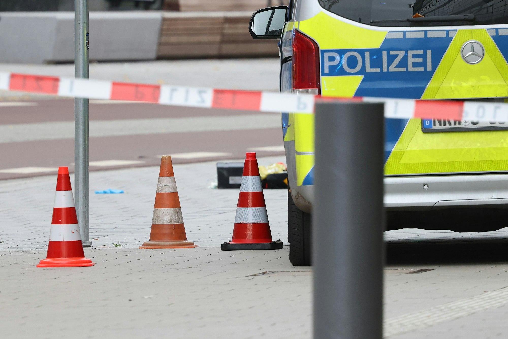Ein Fahrzeug der Polizei steht in einem abgesperrten Bereich.