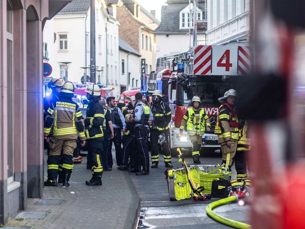 Das Bild zeigt die Einsatzstelle an der Baumstraße. Zahlreiche Feuerwehrleute und Polizisten sind zu sehen.