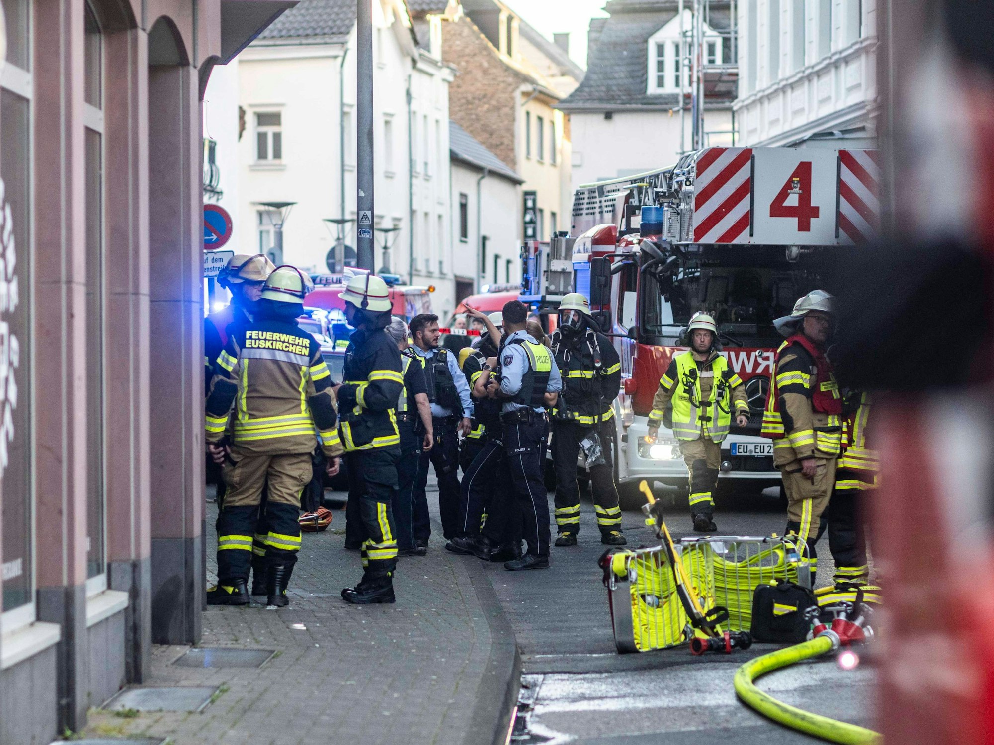 Das Bild zeigt die Einsatzstelle an der Baumstraße. Zahlreiche Feuerwehrleute und Polizisten sind zu sehen.