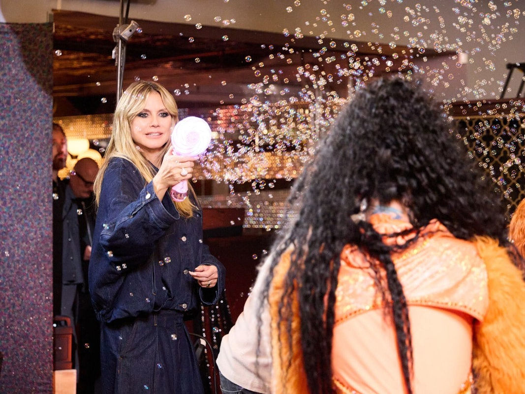 Heidi Klum unterstützt ihre Models beim Fotoshooting. (Bild: ProSieben/Max Montgomery)
