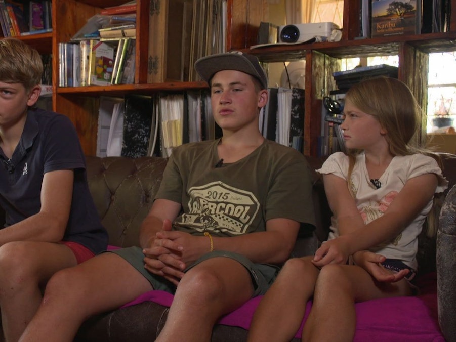 Die Geschwister Aaron, Samuel und Emily blicken auf die letzten Jahre in Südafrika zurück. (Bild: RTL)