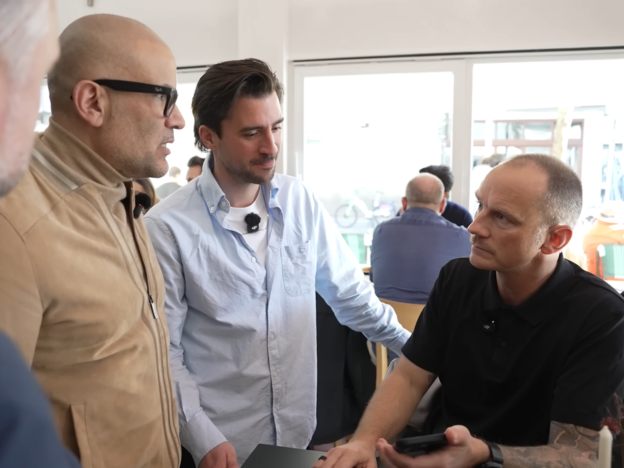 Rasmus Stjernholm spricht mit Maximilian Koeser und Kemal Üres.