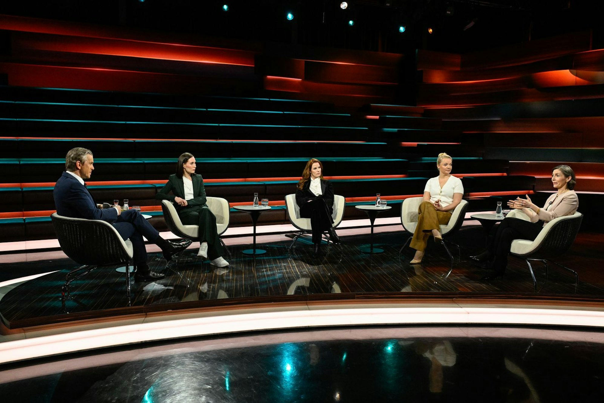 Markus Lanz (links) diskutierte am Donnerstagabend mit Strategieberaterin Sanna Marin (zweite von links), Politologin Florence Gaub (Mitte), ARD-Korrespondentin Susanne Petersohn (zweite von rechts) und Miliärexpertin Claudia Major. (Bild: ZDF / Markus Hertrich)