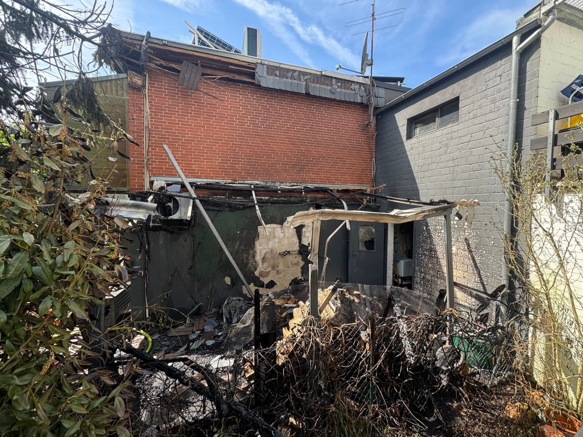 Feuerwehreinsatz in Rösrath wegen brennendem Holzstapel.