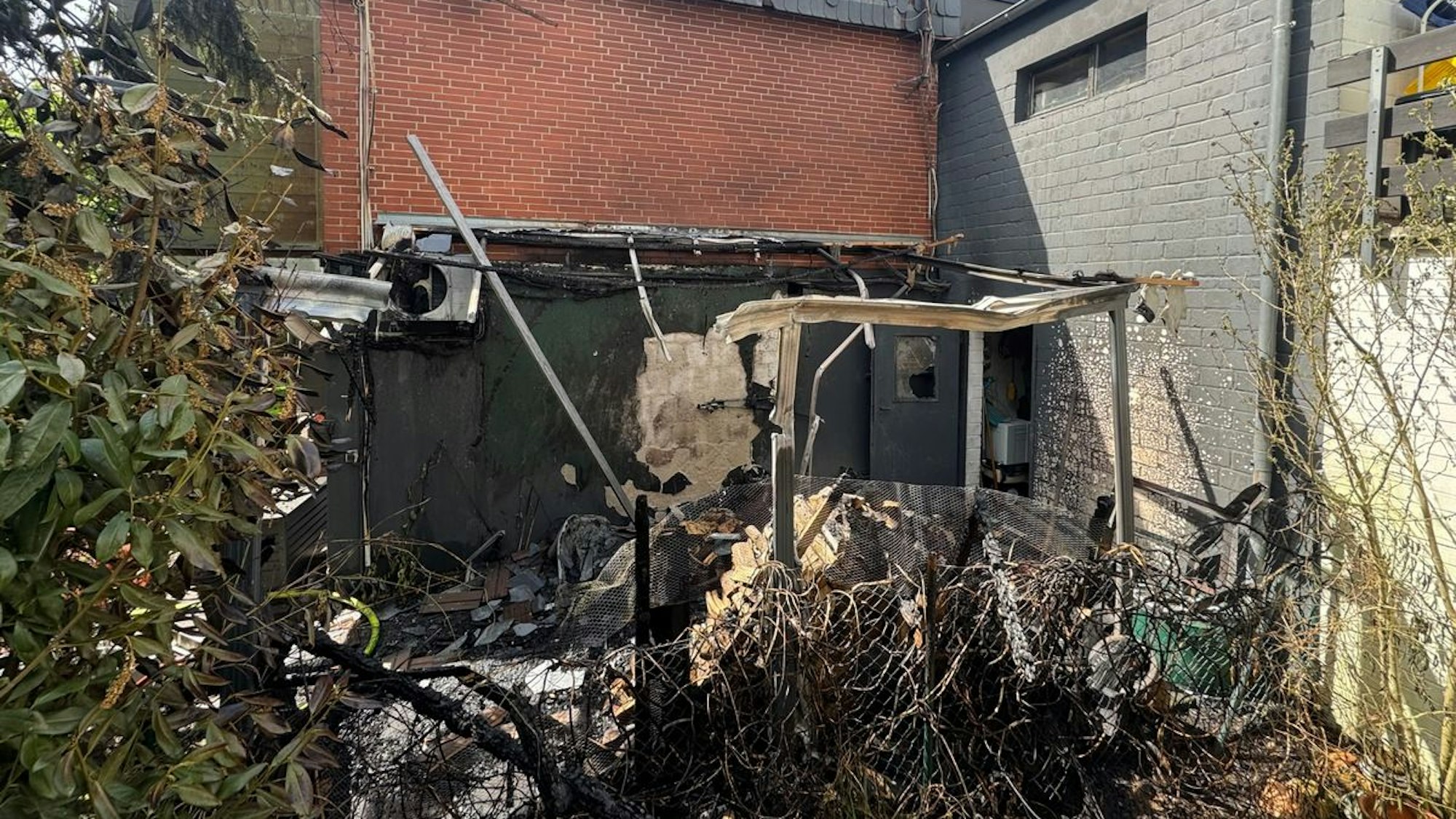 Feuerwehreinsatz in Rösrath wegen brennendem Holzstapel.