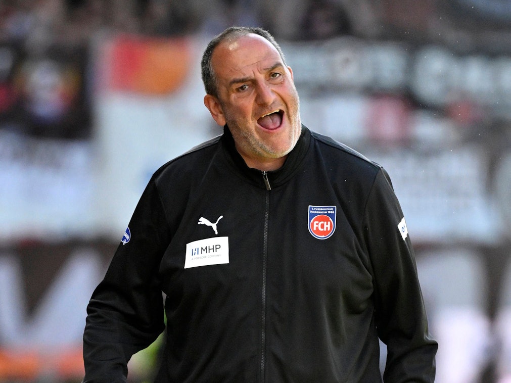Frank Schmidt schreit in Richtung des Spielfelds.