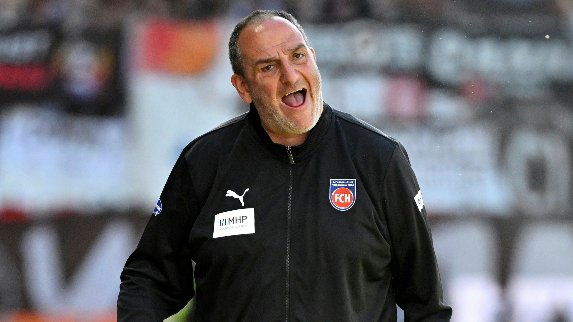 Frank Schmidt schreit in Richtung des Spielfelds.