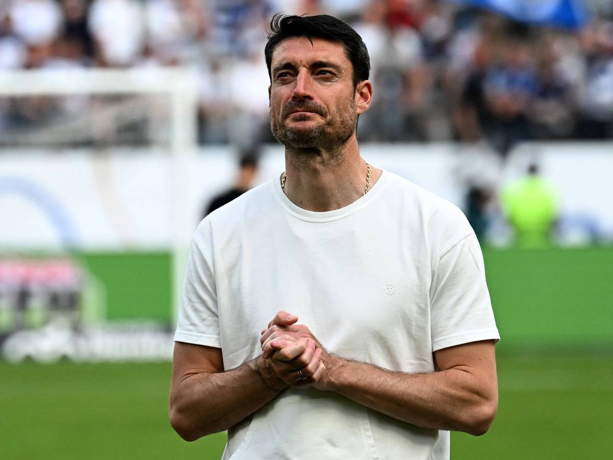 Albert Riera steht vor der Fankurve.