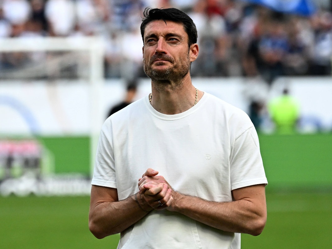Albert Riera steht vor der Fankurve.