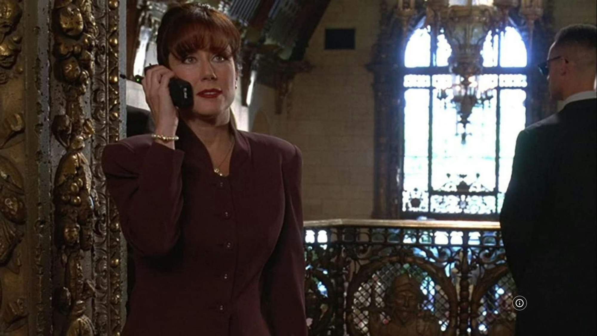 First Lady Marilyn Whitmore (Mary McDonnell) kann sich gerade noch in Sicherheit bringen, bevor die Außerirdischen Los Angeles dem Erdboden gleich machen. (Bild: 20th Century Fox)