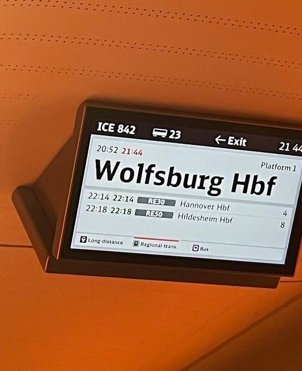 Anzeigetafel im ICE nach Köln.