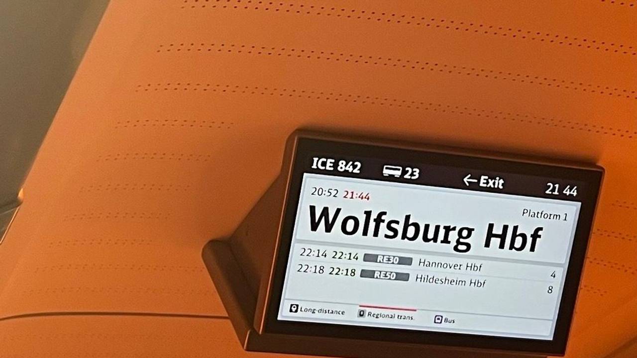 Anzeigetafel im ICE nach Köln.