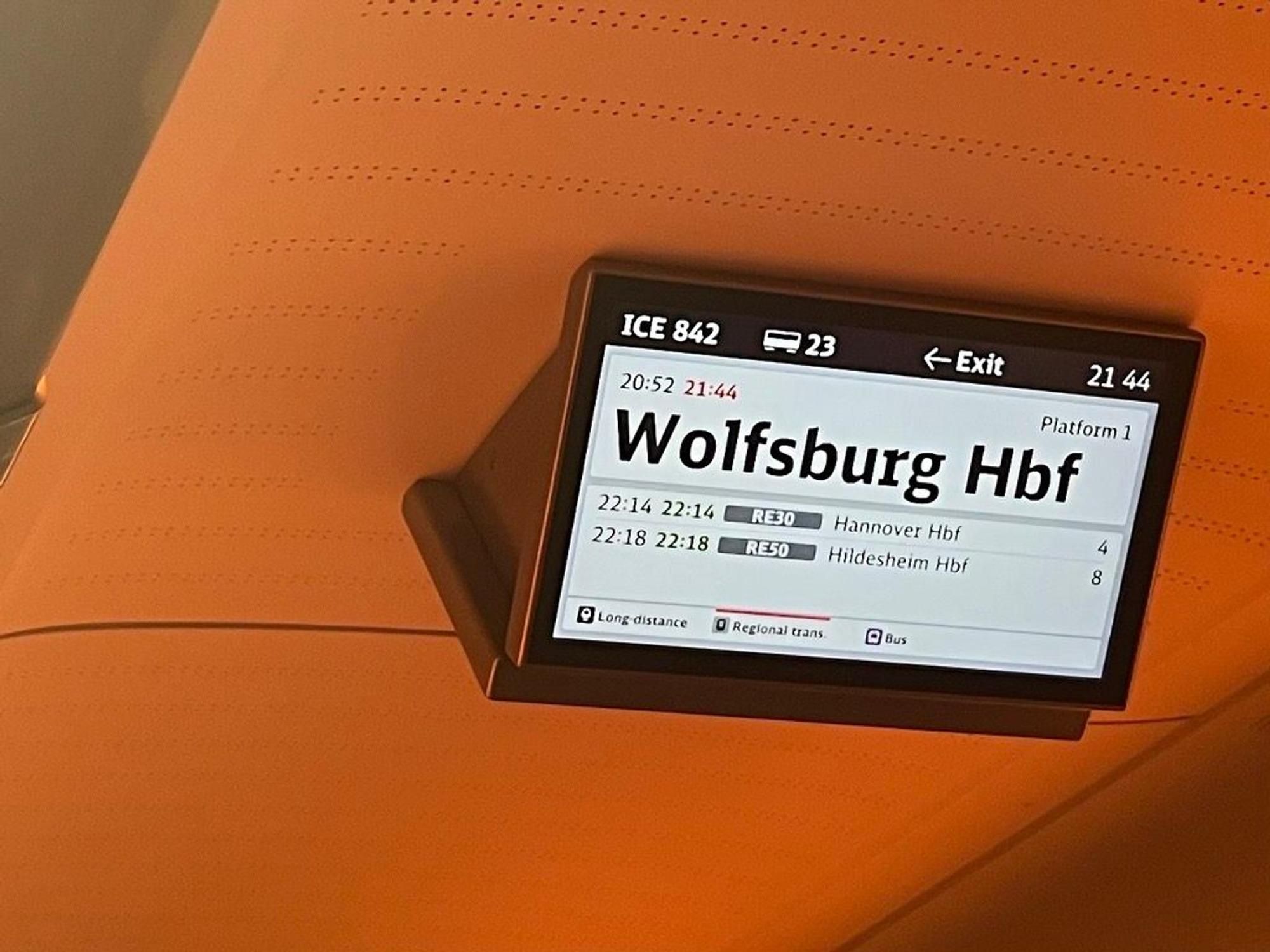 Anzeigetafel im ICE nach Köln.