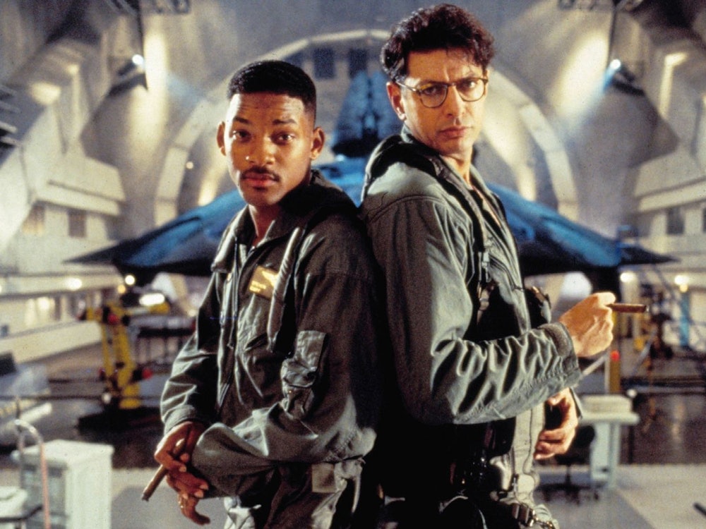 1996 schlug die Erde zurück: In Roland Emmerichs Sci-Fi-Klassiker „Independence Day“ nehmen es Pilot Steve Hiller (Will Smith, links) und der Wissenschaftler David Levinson (Jeff Goldblum) mit einer außerirdischen Bedrohung auf. (Bild: Twentieth Century Fox Film Corporation)