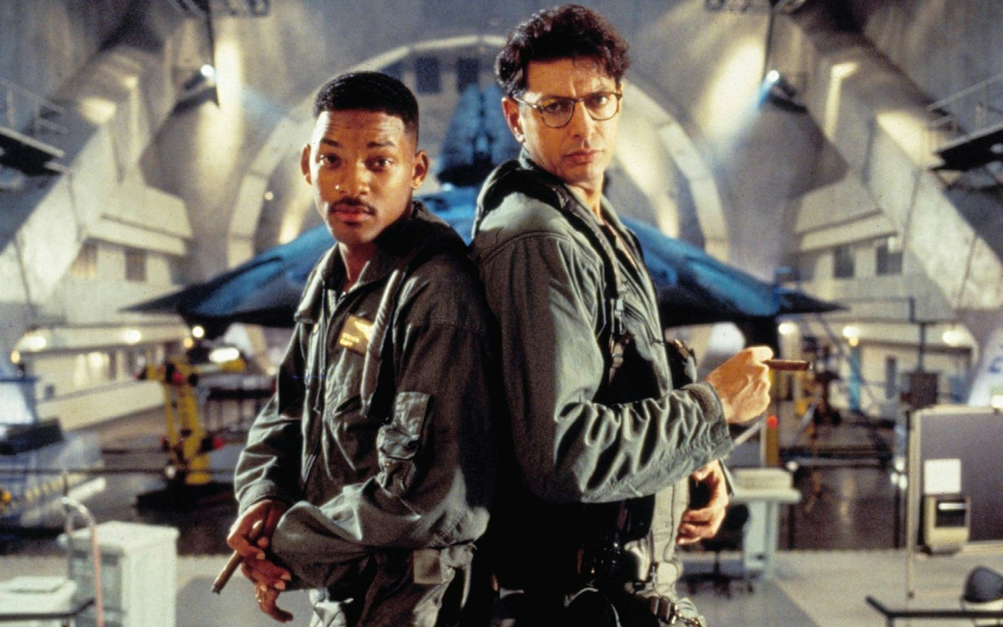 1996 schlug die Erde zurück: In Roland Emmerichs Sci-Fi-Klassiker „Independence Day“ nehmen es Pilot Steve Hiller (Will Smith, links) und der Wissenschaftler David Levinson (Jeff Goldblum) mit einer außerirdischen Bedrohung auf. (Bild: Twentieth Century Fox Film Corporation)