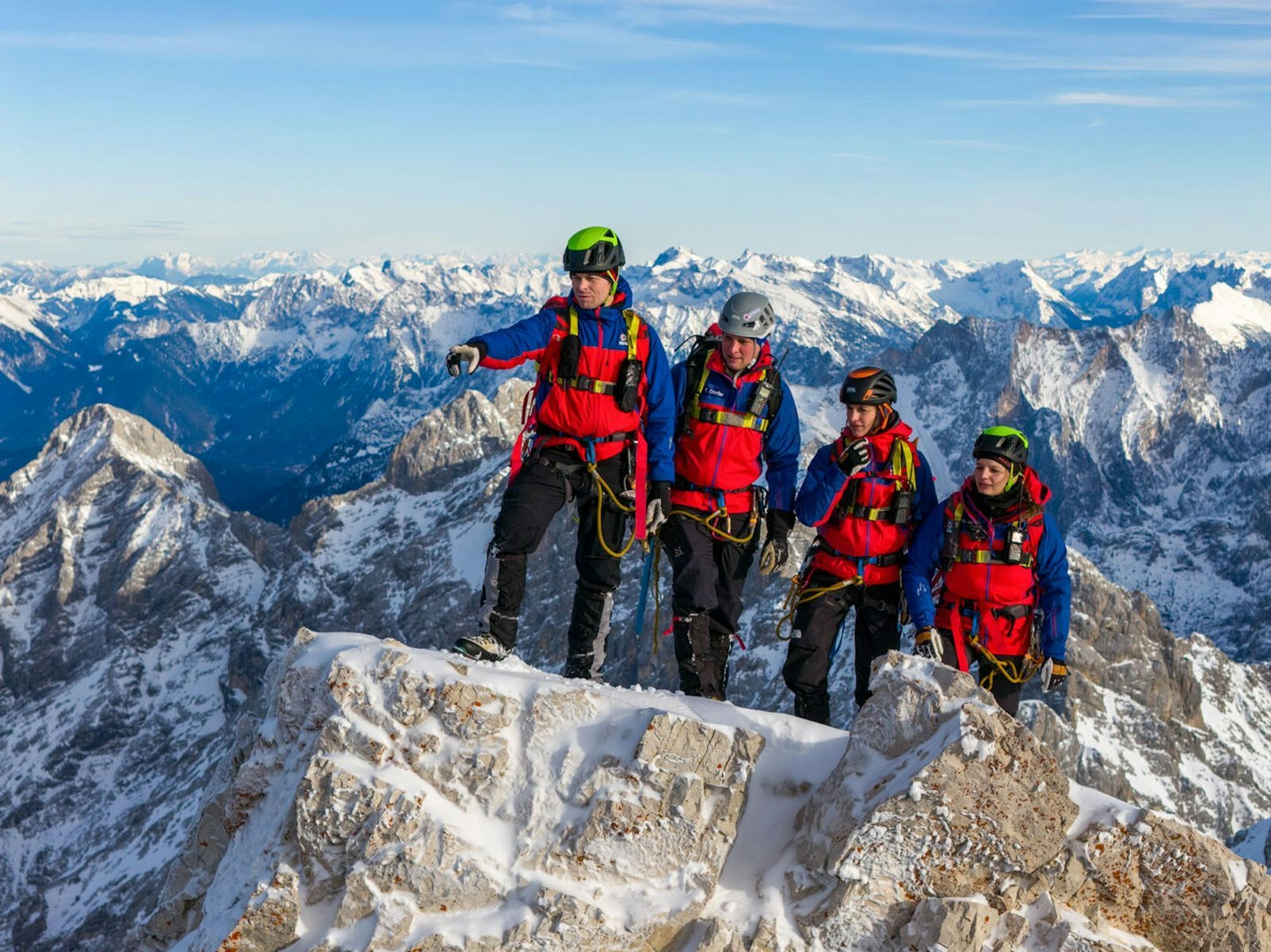 Bergretter der Bergwacht Grainau in der Nähe des Zugspitzgipfels. Alleine der Anblick wirkt gefährlich. (Bild: BR / Timeline Production)