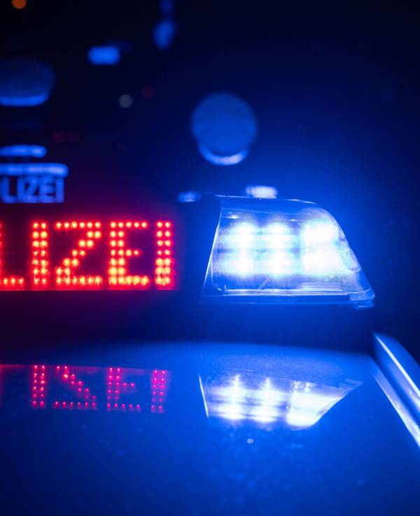 Das Symbolfoto zeigt ein Polizeifahrzeug. In Köln kam es am späten Freitagabend zu einem schlimmen Unfall.