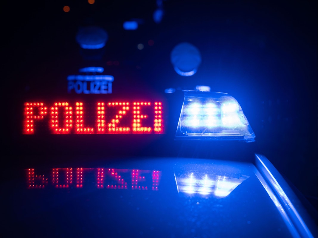 Das Symbolfoto zeigt ein Polizeifahrzeug. In Köln kam es am späten Freitagabend zu einem schlimmen Unfall.
