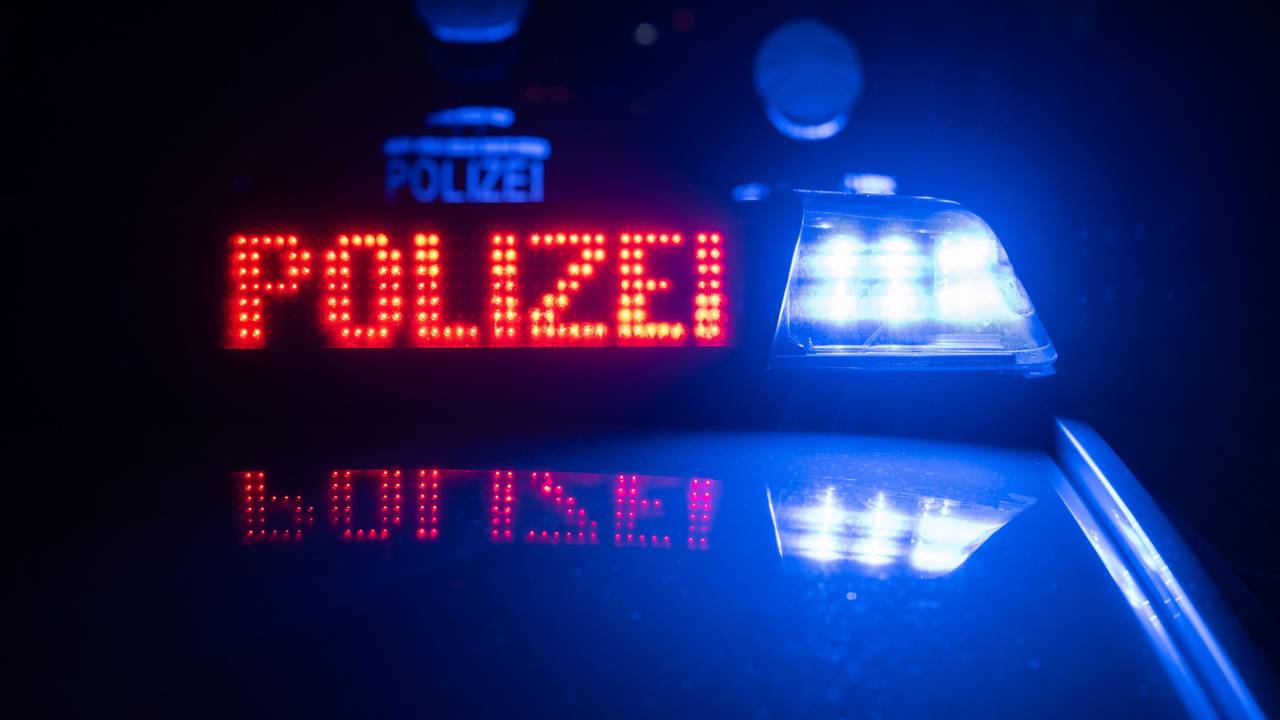 Das Symbolfoto zeigt ein Polizeifahrzeug. In Köln kam es am späten Freitagabend zu einem schlimmen Unfall.