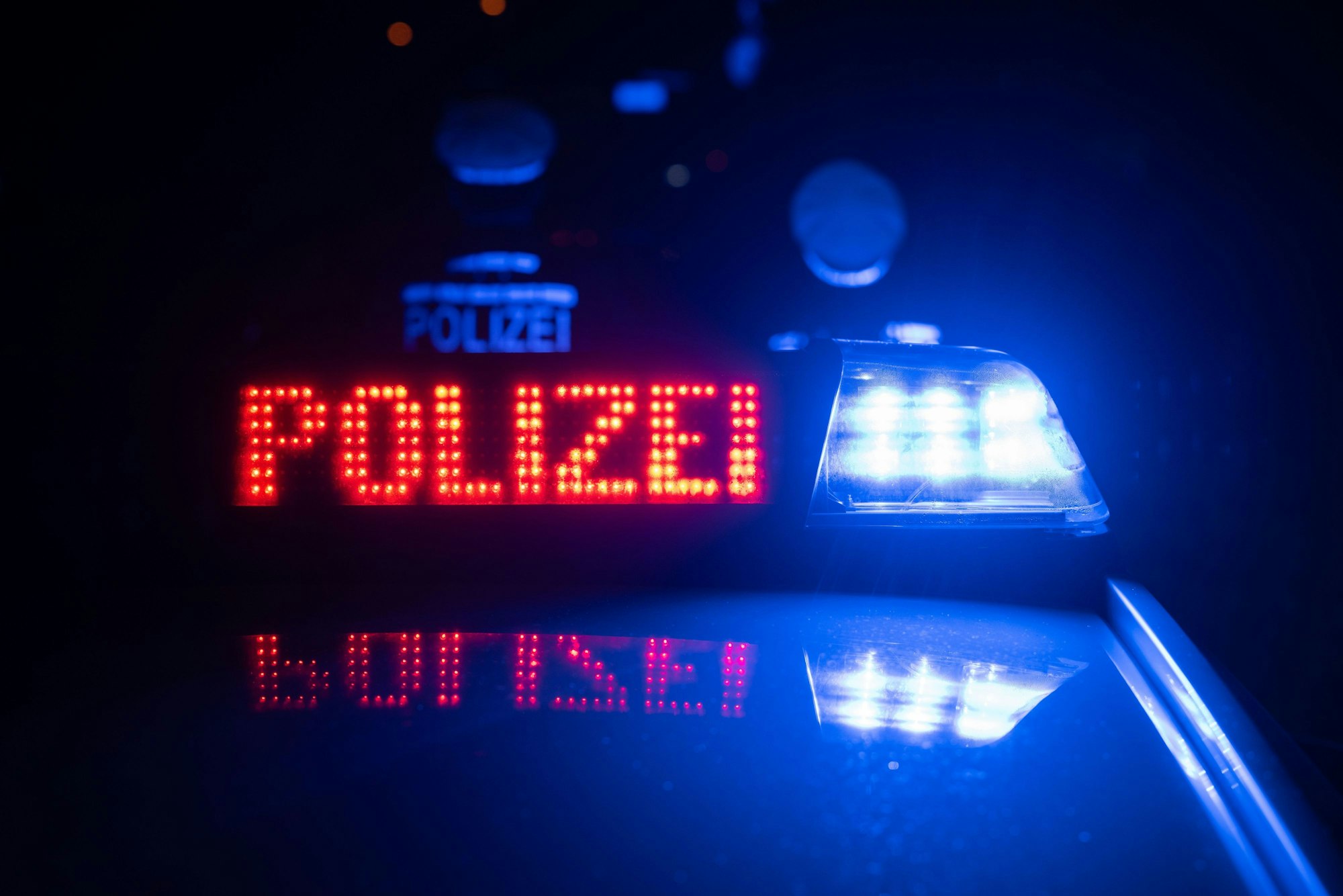 Das Symbolfoto zeigt ein Polizeifahrzeug. In Köln kam es am späten Freitagabend zu einem schlimmen Unfall.