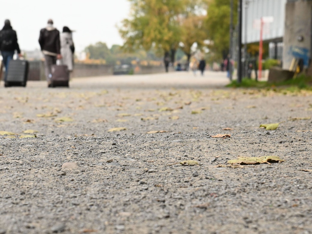 Der Rheinboulevard soll ausgebaut werden. Derzeit gleicht der Fuß- und Radweg zwischen Hohenzollernbrücke und Tanzbrunnen einer Buckelpiste.