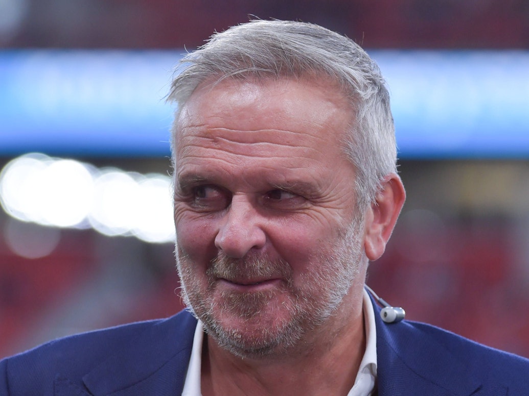 Didi Hamann guckt schelmisch zur Seite.