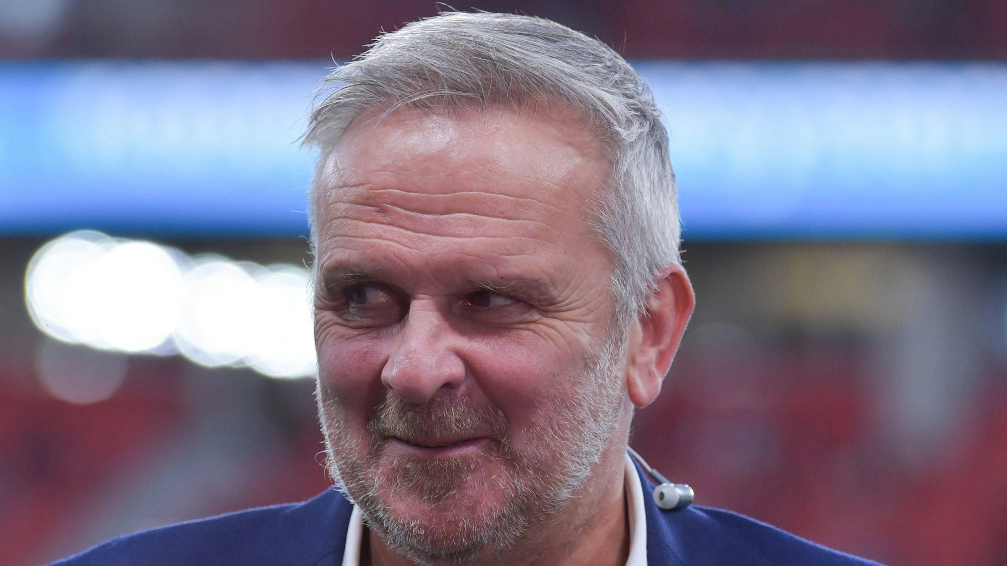 Didi Hamann guckt schelmisch zur Seite.
