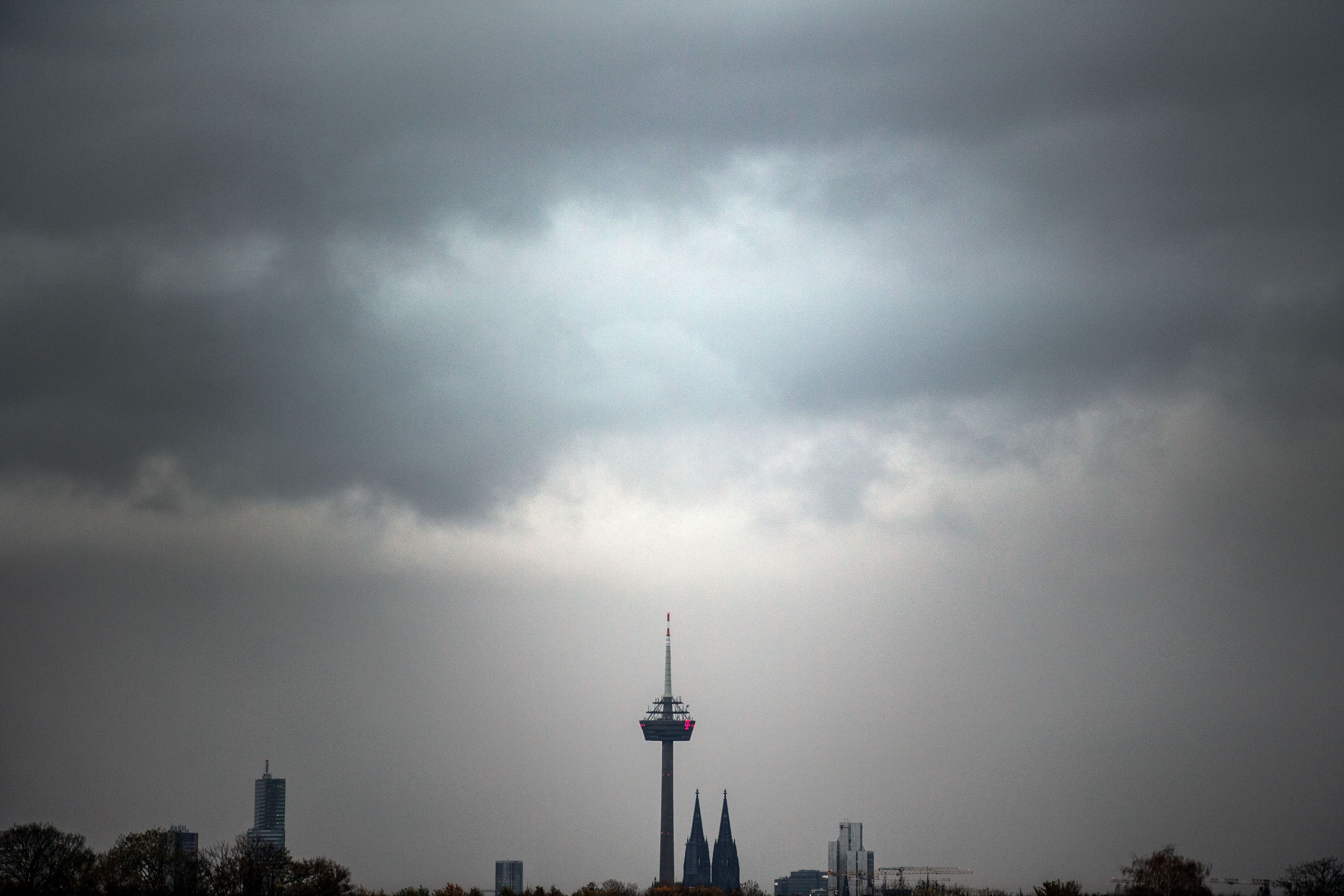 Dunkle Wolken über der Kölner Skyline.