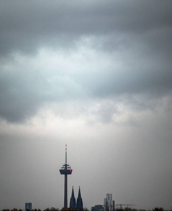 Wolken ziehen am Morgen über den Kölner Dom und den Fernsehturm (Archivbild).