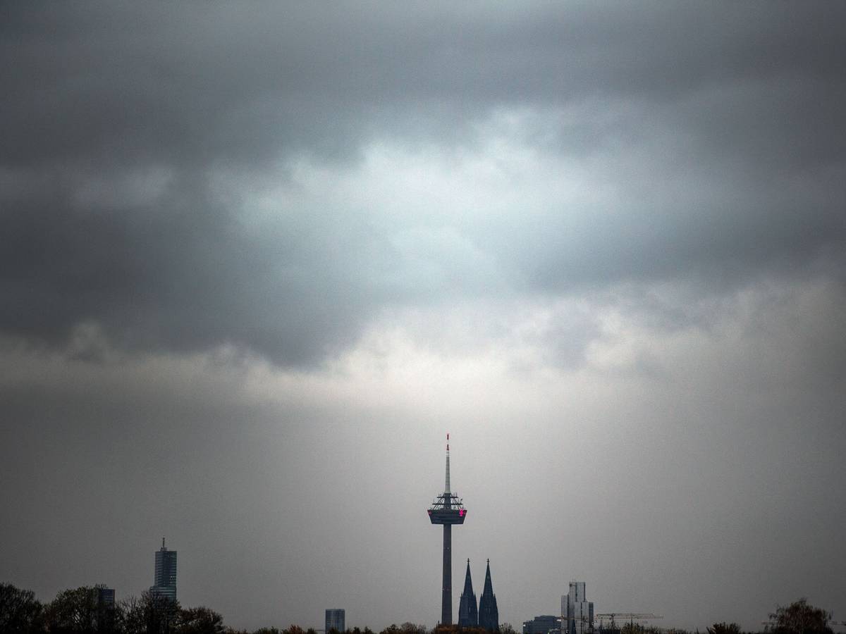 Dunkle Wolken über der Kölner Skyline.