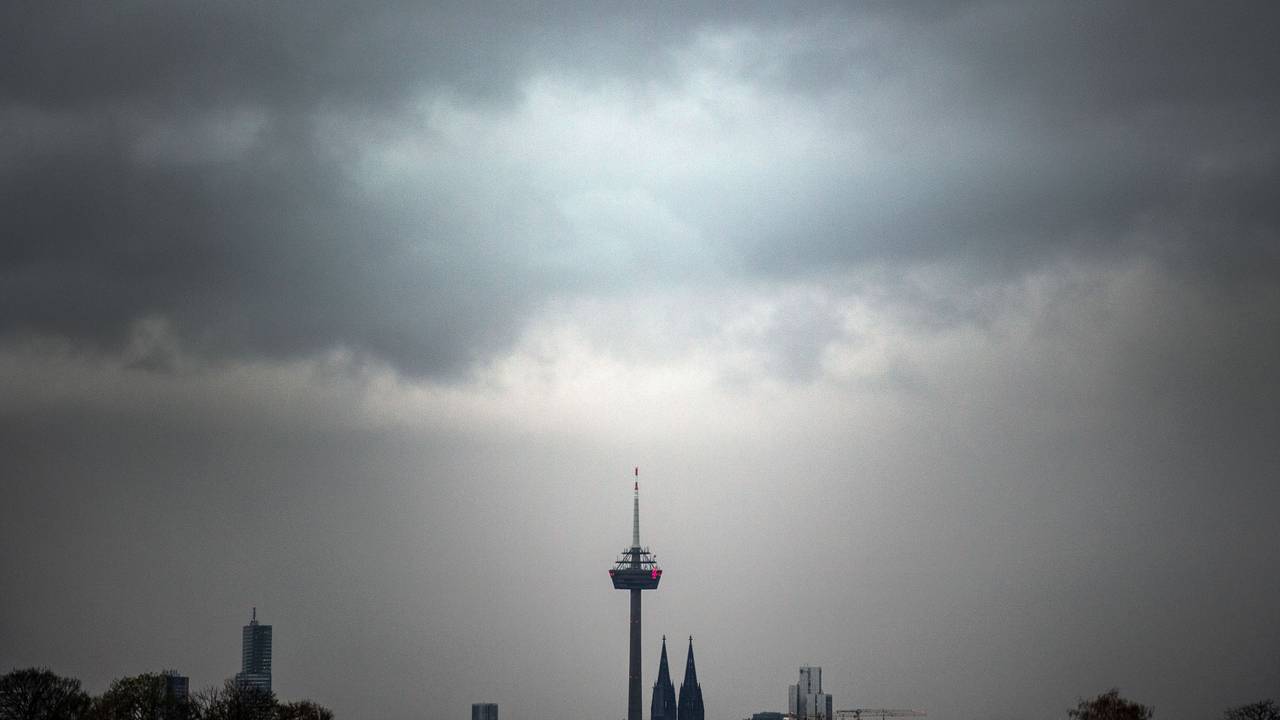 Wolken ziehen am Morgen über den Kölner Dom und den Fernsehturm (Archivbild).