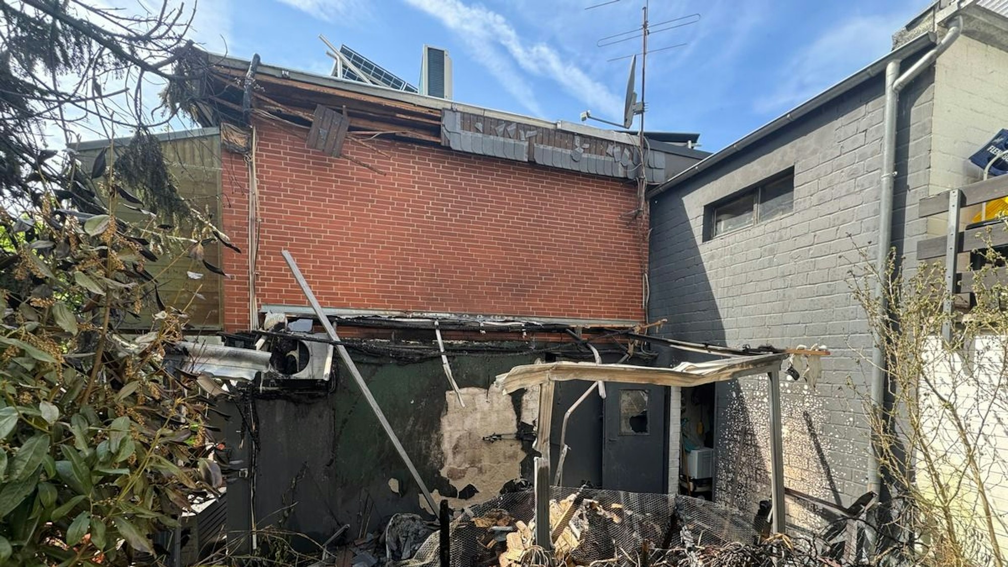 Feuerwehreinsatz in Rösrath nach einem Holzpolterbrand.