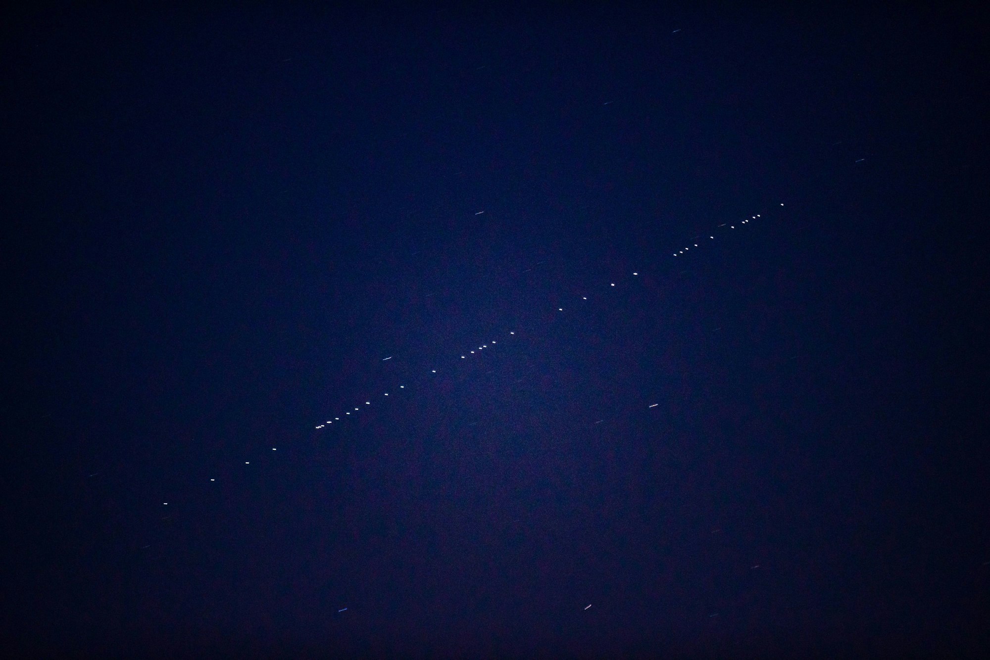 Starlink-Satelliten bilden eine leuchtende Kette am Himmel, wie hier 2020 in Lichtervelde (Flandern).