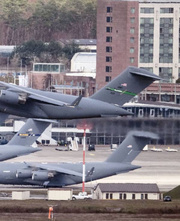 Ein militärisches Transportflugzeug vom Typ Boeing C-17 Globemaster III startet von der US-Airbase in Ramstein. Sie gehört zu den militärisch bedeutsamsten in Deutschland.