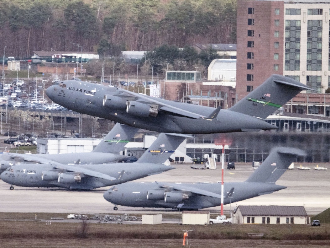 Ein militärisches Transportflugzeug vom Typ Boeing C-17 Globemaster III startet von der US-Airbase in Ramstein. Sie gehört zu den militärisch bedeutsamsten in Deutschland.