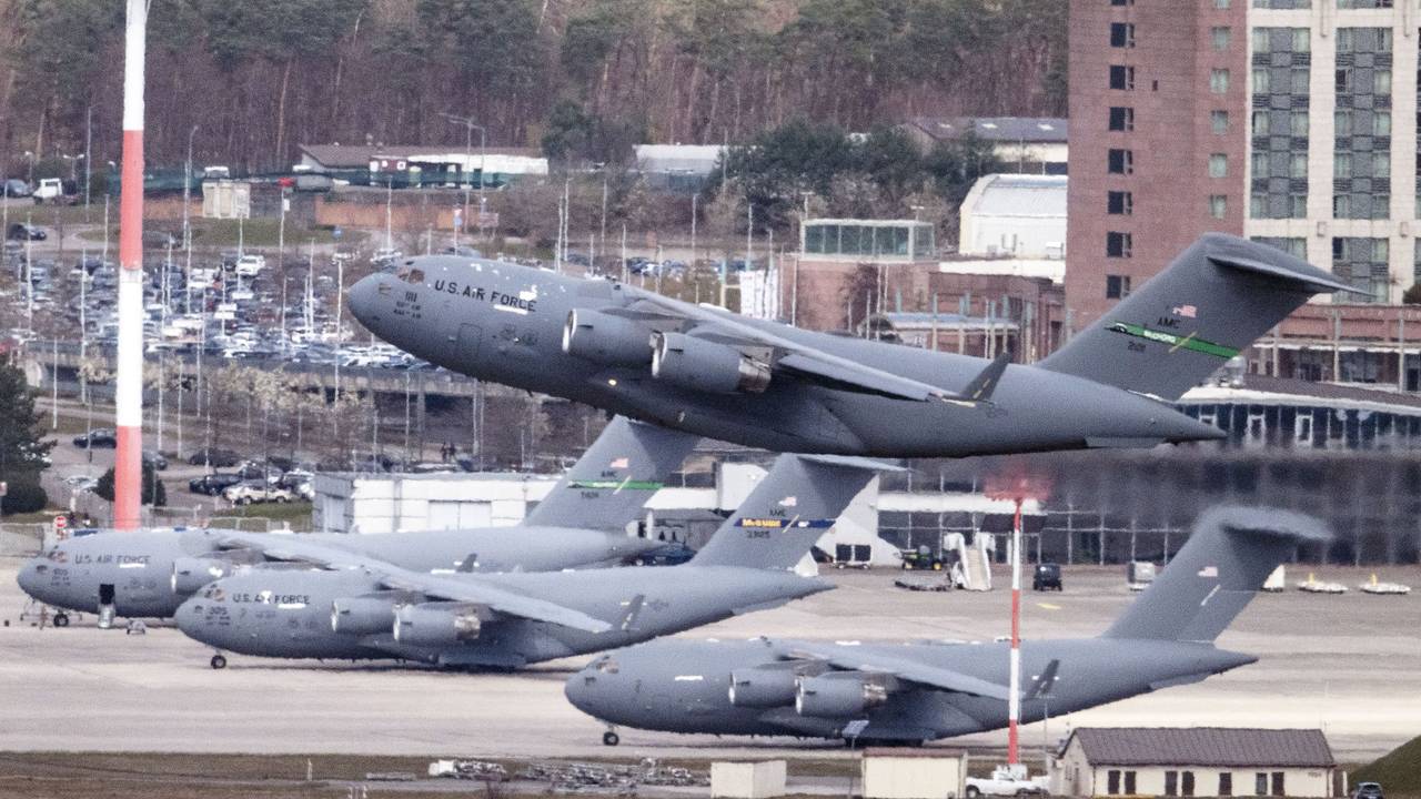 Ein militärisches Transportflugzeug vom Typ Boeing C-17 Globemaster III startet von der US-Airbase in Ramstein. Sie gehört zu den militärisch bedeutsamsten in Deutschland.