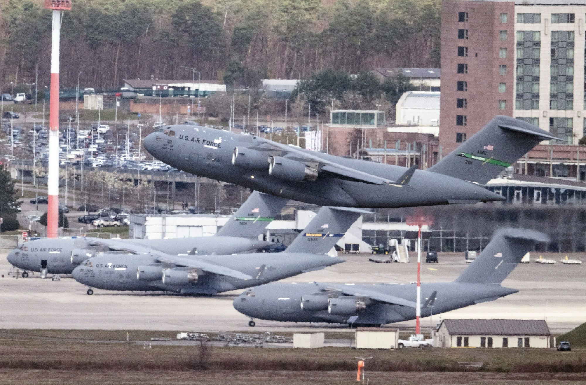 Ein militärisches Transportflugzeug vom Typ Boeing C-17 Globemaster III startet von der US-Airbase in Ramstein. Sie gehört zu den militärisch bedeutsamsten in Deutschland.
