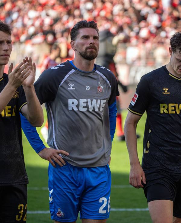 Die FC-Profis stehen nach der verspielten 0:2-Führung in Berlin enttäuscht vor dem Gästeblock.