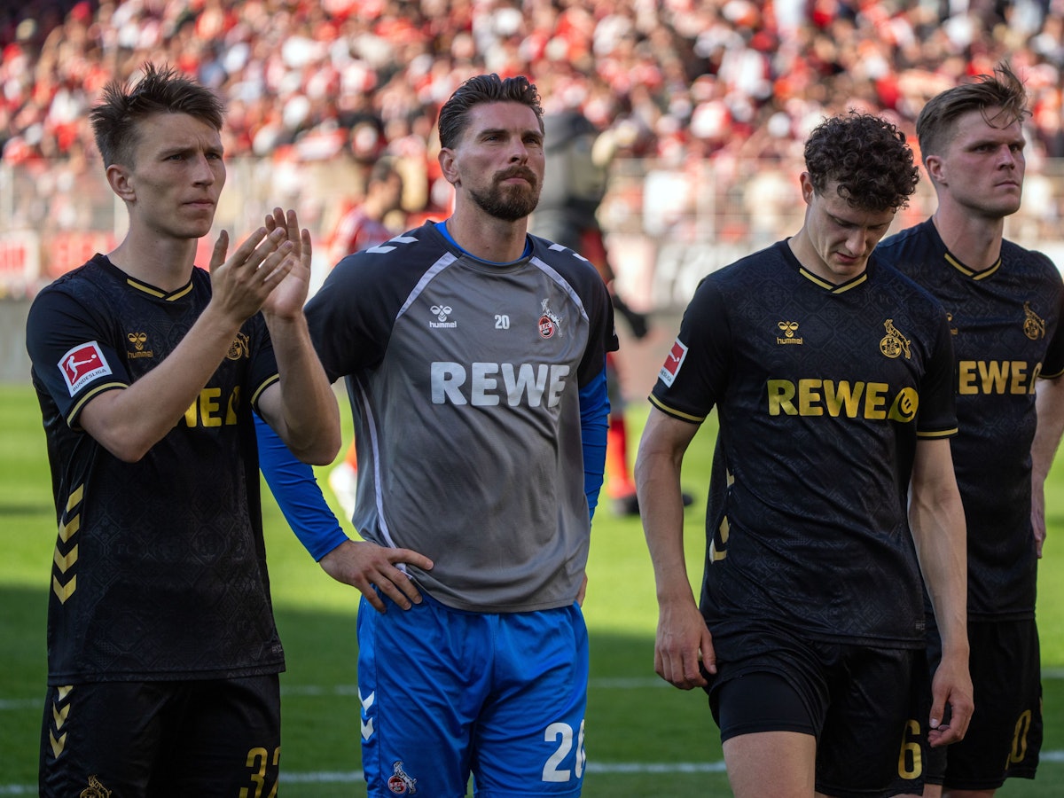 Die FC-Profis stehen nach der verspielten 0:2-Führung in Berlin enttäuscht vor dem Gästeblock.