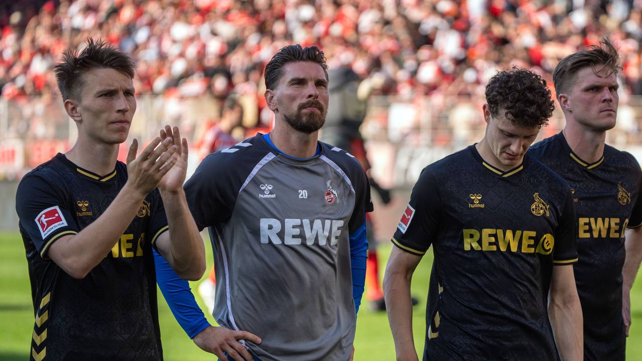 Die FC-Profis stehen nach der verspielten 0:2-Führung in Berlin enttäuscht vor dem Gästeblock.