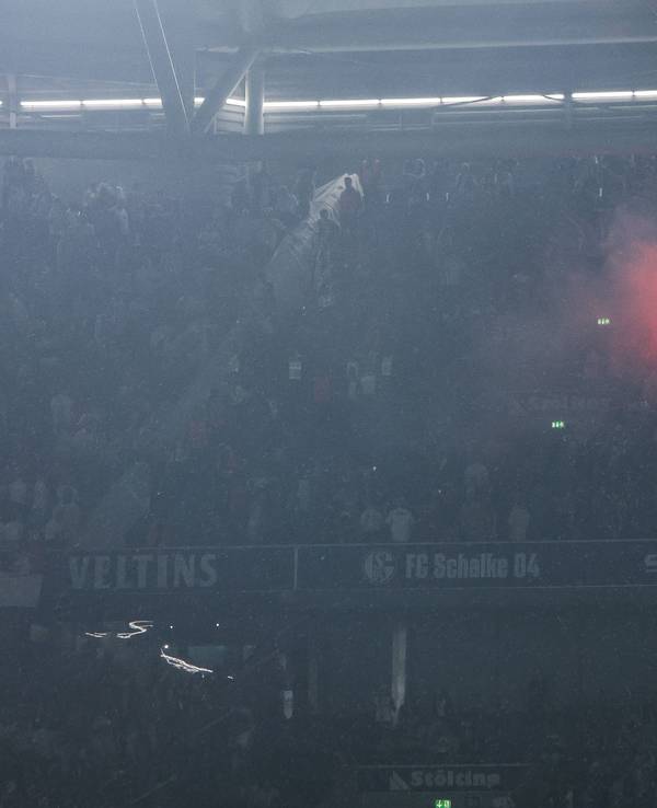 Pyrotechnik in der Arena auf Schalke.
