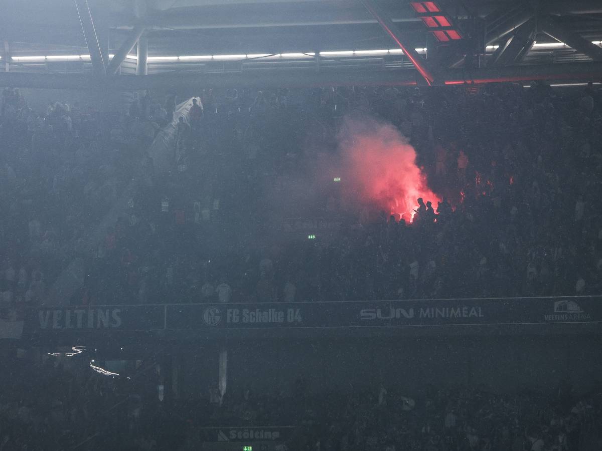 Pyrotechnik in der Arena auf Schalke.