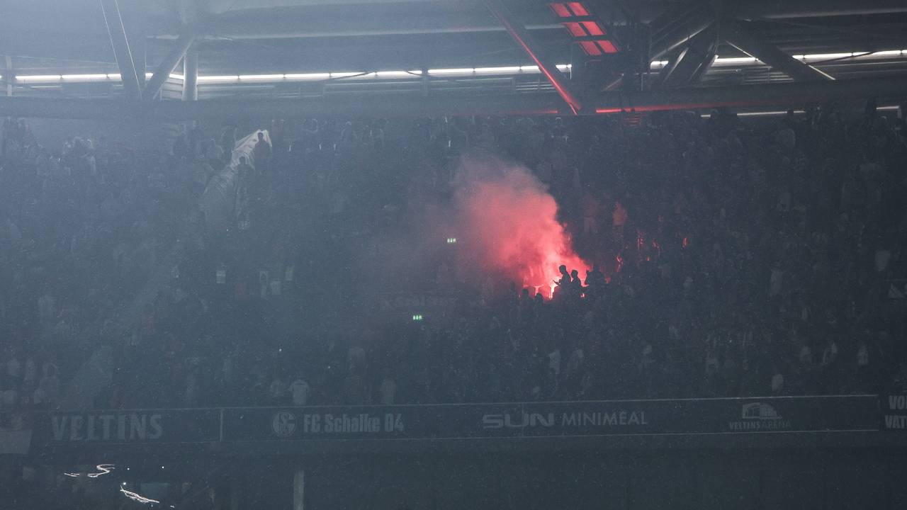 Pyrotechnik in der Arena auf Schalke.
