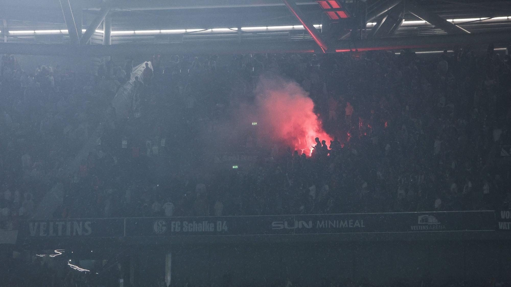 Pyrotechnik in der Arena auf Schalke.